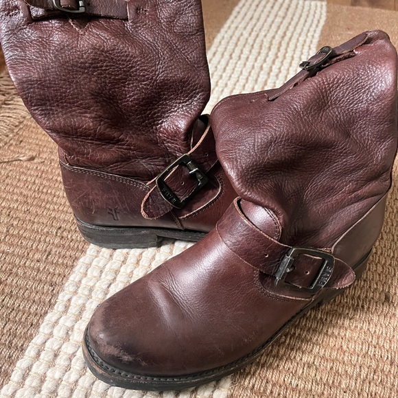 Frye short ankle boots size 6
Dark reddish brown
Great condition - Picture 2 of 4